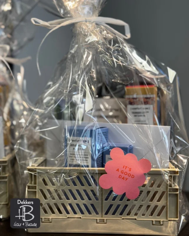 *MOEDERDAG*

Speciaal voor moederdag hebben we nu een superleuk pakket!
Het bevat een cadeaubon voor een complete beautybehandeling en is aangevuld met heerlijke producten van [comfortzone] twv €35,-

De normale prijs voor dit pakket is €125,- maar shop je nu voor maar €75!
En het fijne is, het zit al prachtig voor je ingepakt!
Hoe makkelijk kan het zijn!

Op is op, dus zorg dat je er snel bij bent!

#moederdag #beautybydekkers #comfortzone #sustainablebeauty #davines_nl #dekkershairandbeauty
