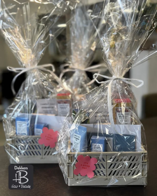 *MOEDERDAG*

Speciaal voor moederdag hebben we nu een superleuk pakket!
Het bevat een cadeaubon voor een complete beautybehandeling en is aangevuld met heerlijke producten van [comfortzone] twv €35,-

De normale prijs voor dit pakket is €125,- maar shop je nu voor maar €75!
En het fijne is, het zit al prachtig voor je ingepakt!
Hoe makkelijk kan het zijn!

Op is op, dus zorg dat je er snel bij bent!

#moederdag #beautybydekkers #comfortzone #sustainablebeauty #davines_nl #dekkershairandbeauty